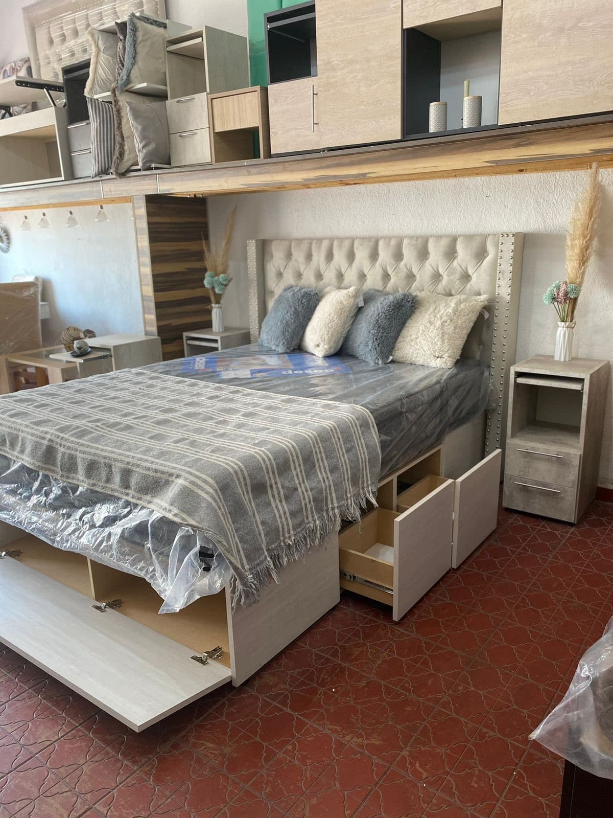 Base Box Estándar en showroom con cajones abiertos