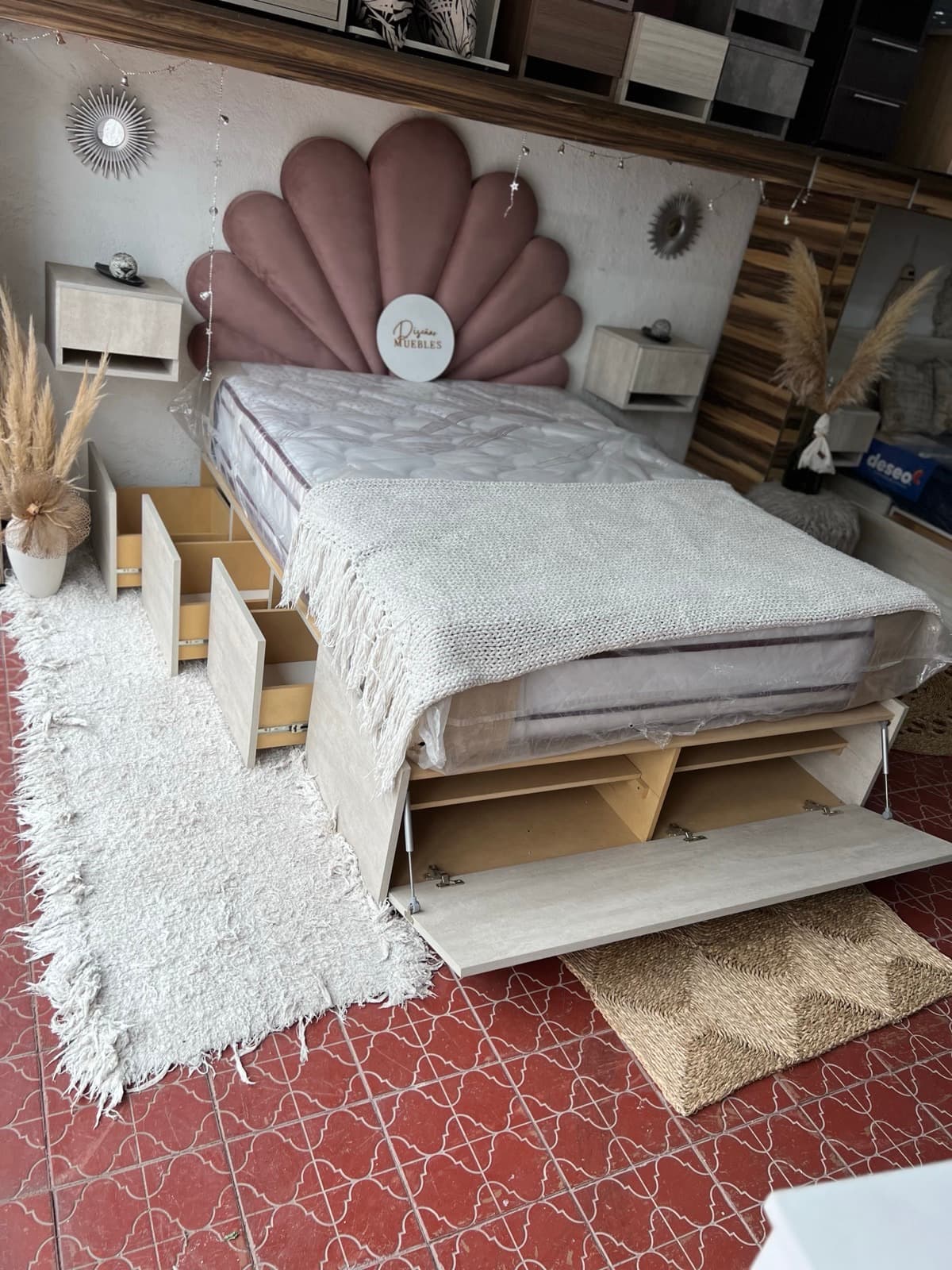 Base Box Guillermina con respaldo rosa en showroom