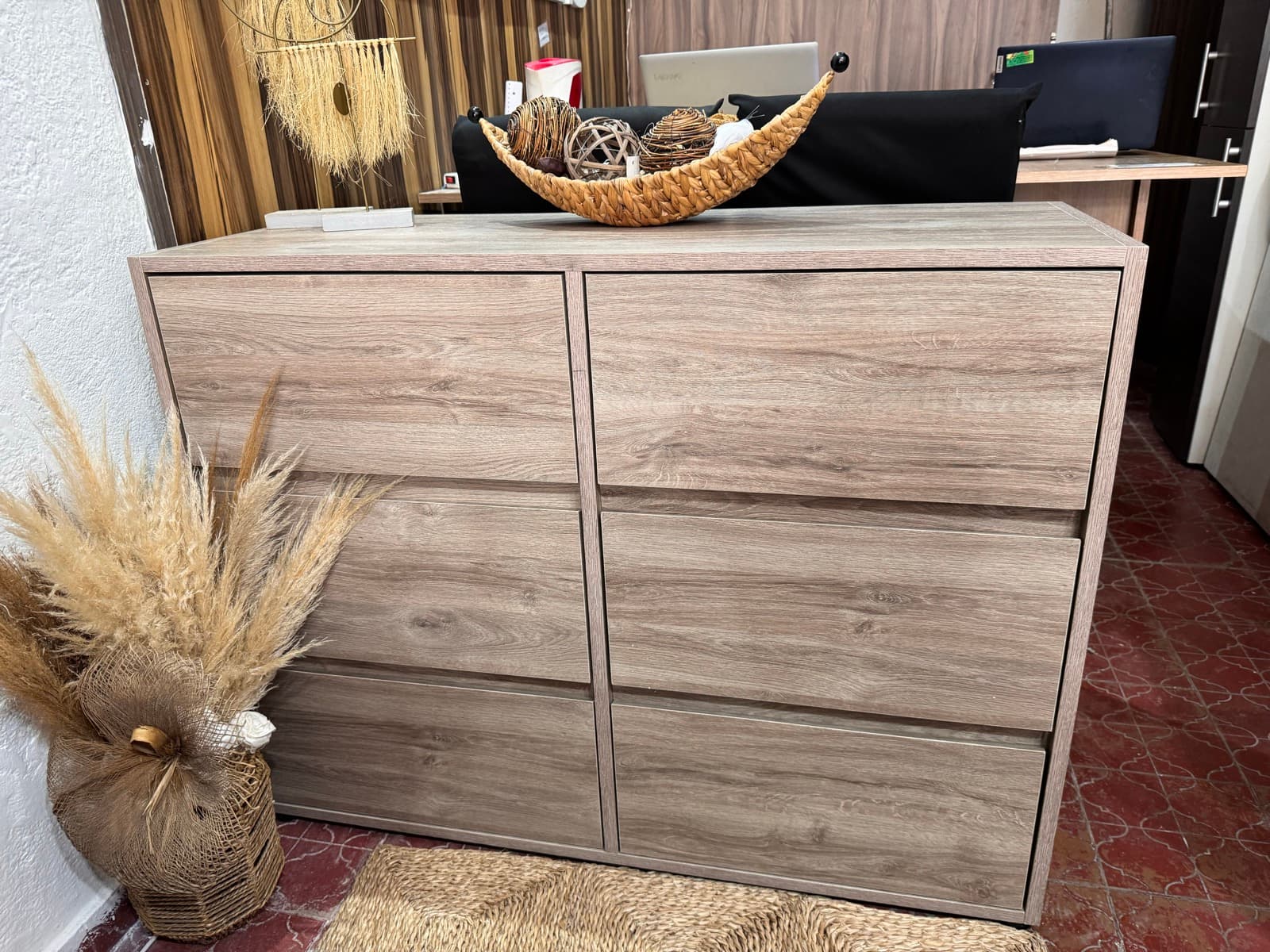 Cómoda Cajonera vista frontal showroom