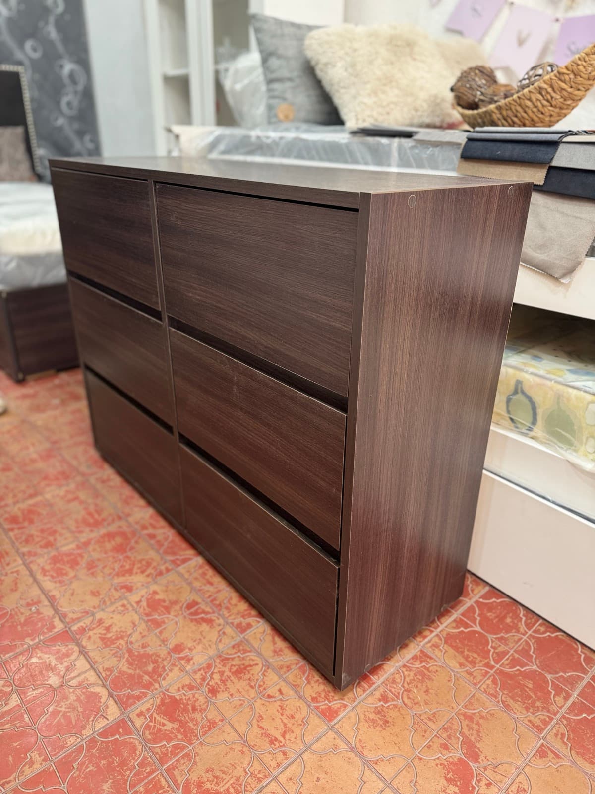 Cómoda Cajonera color oscuro lateral