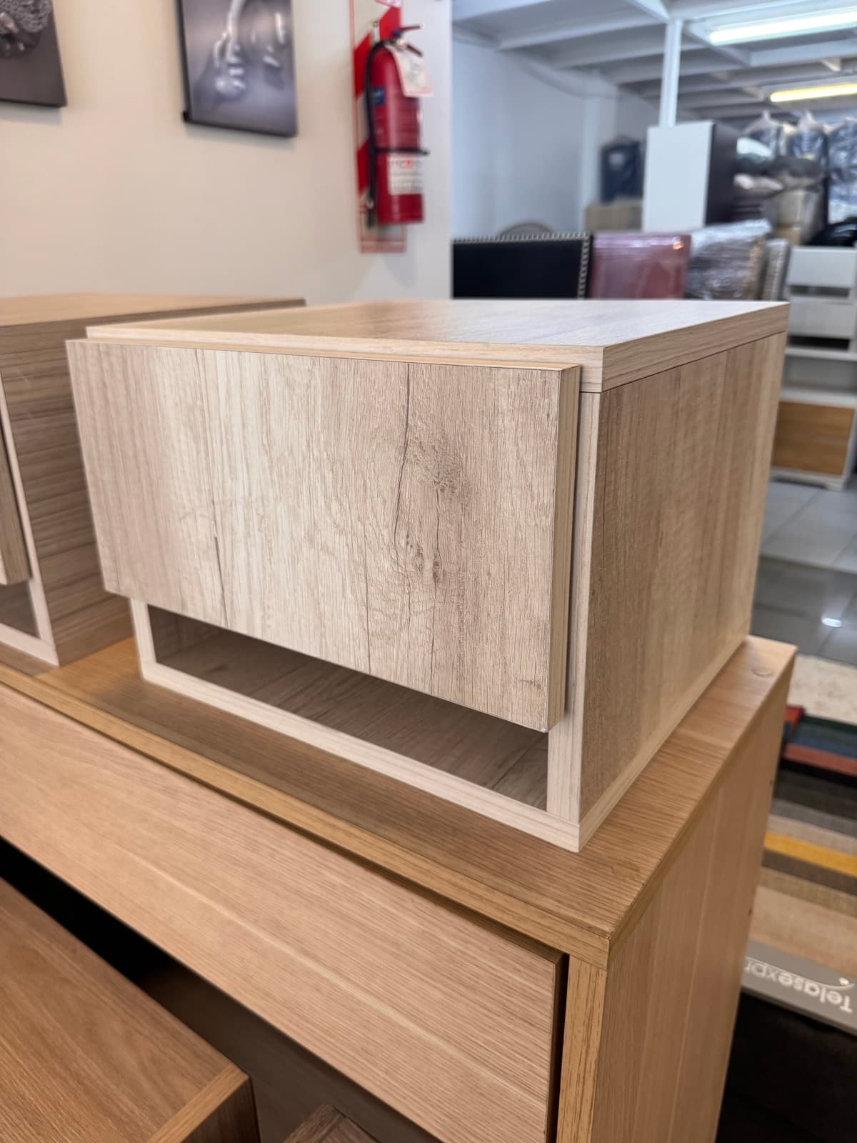 Mesa de Luz Flotante en dormitorio