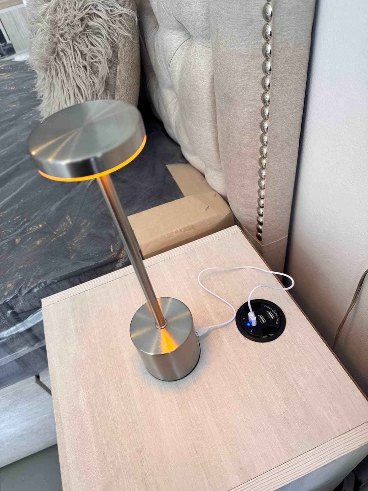 Mesa de Luz Moscú detalle con lámpara