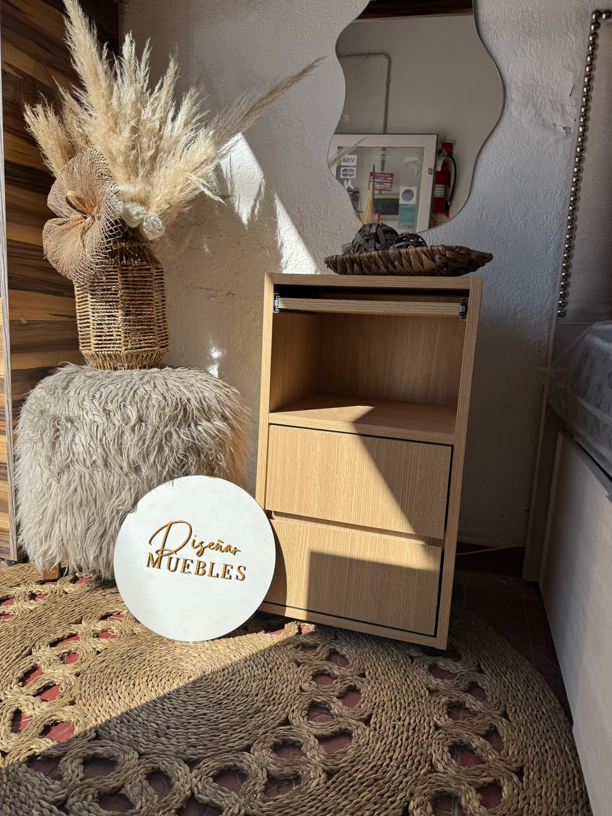 Mesita de Luz Desayunadora en showroom