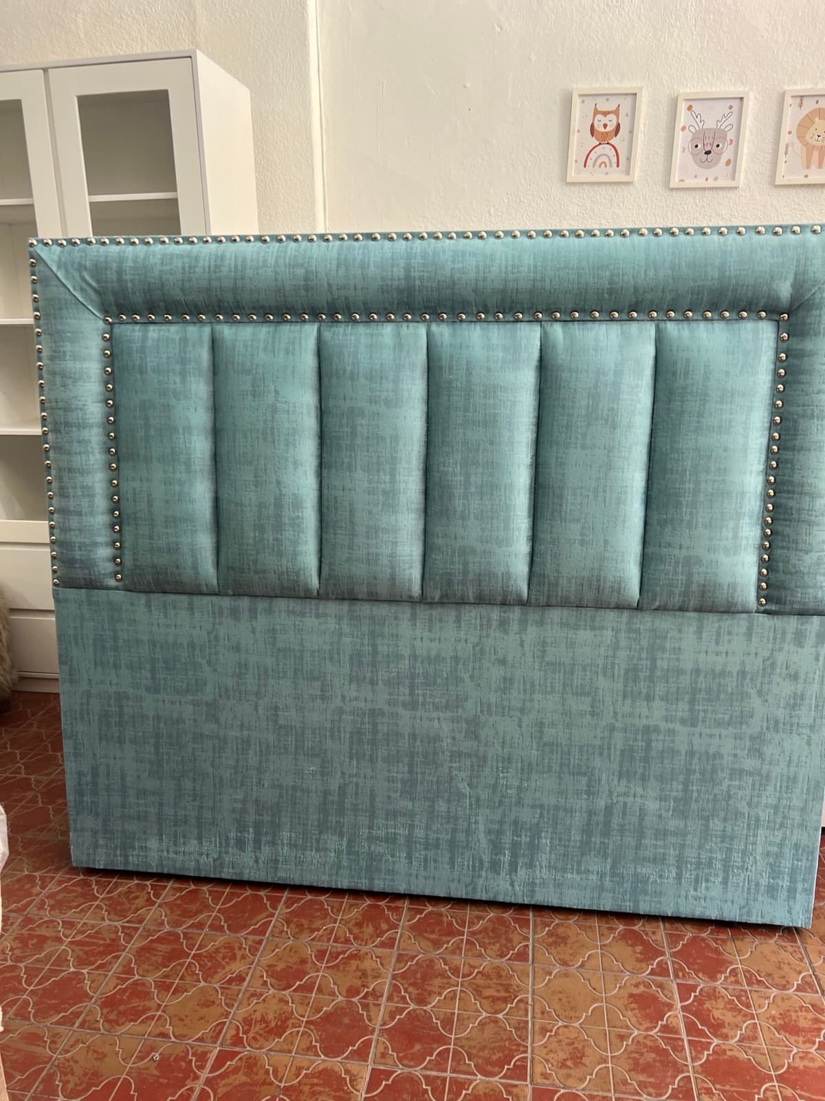 Respaldo Jazmín en teal con tachas