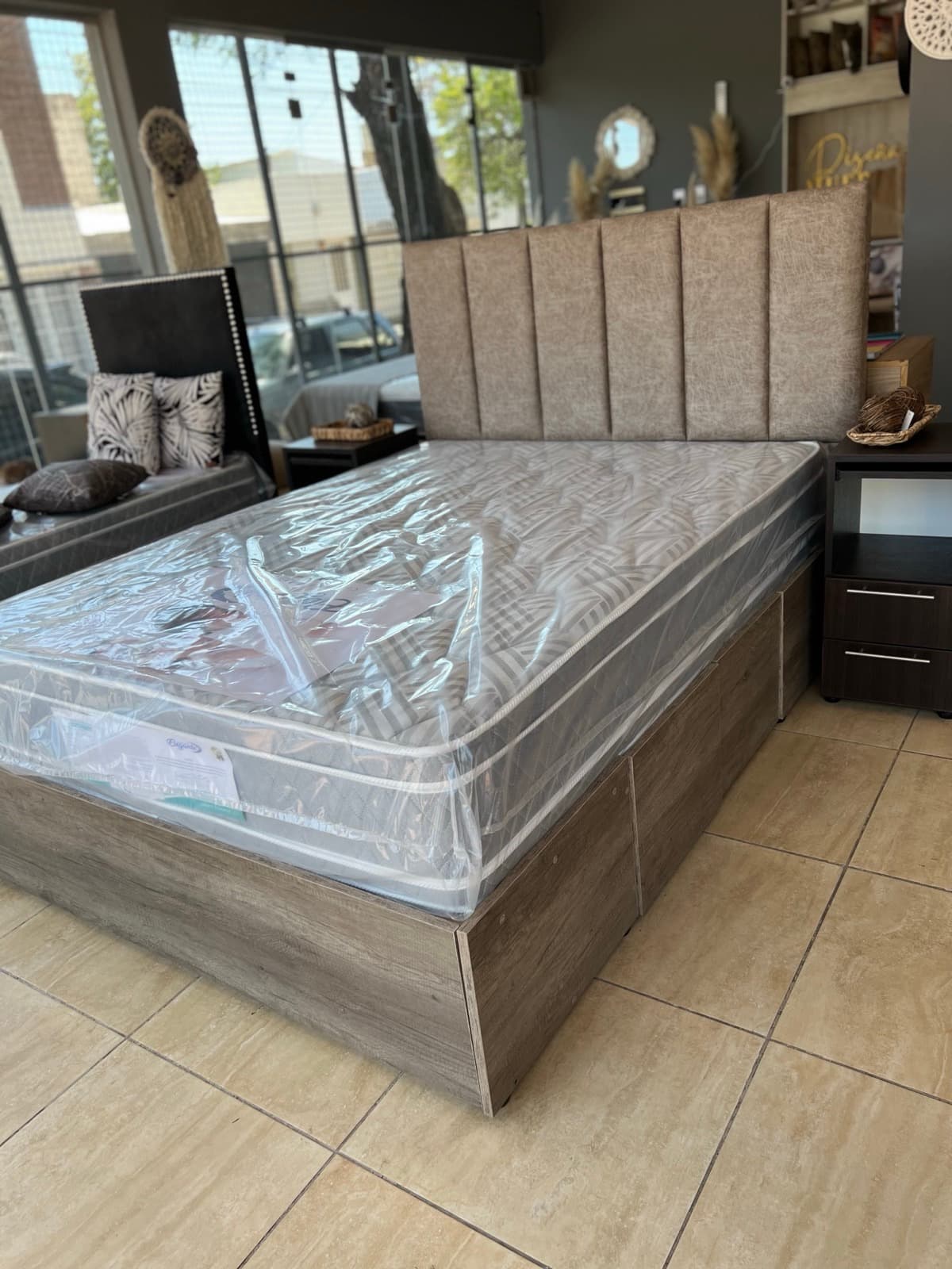 Respaldo Jazmín en contexto con cama completa