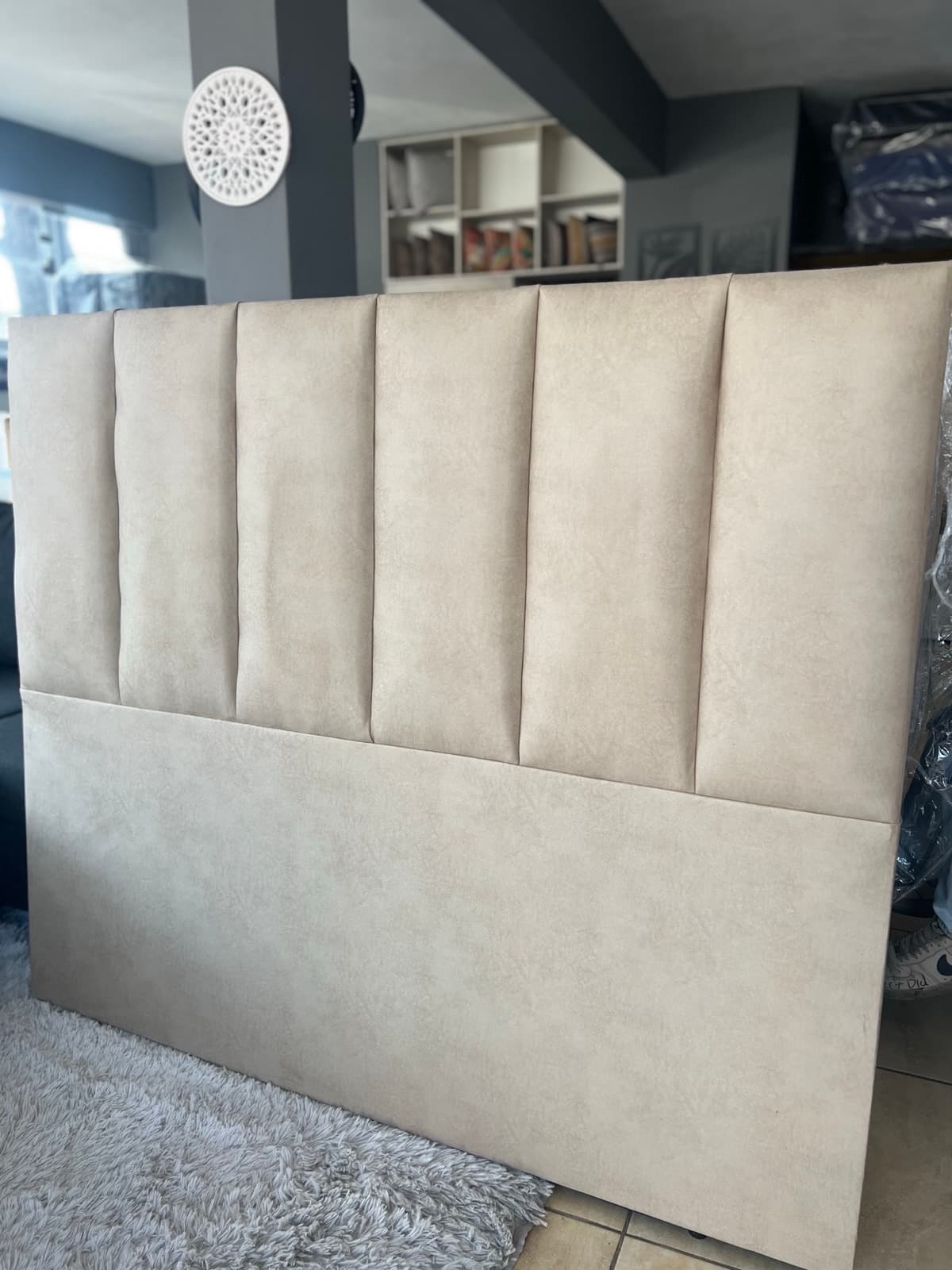 Respaldo Jazmín beige con canales verticales