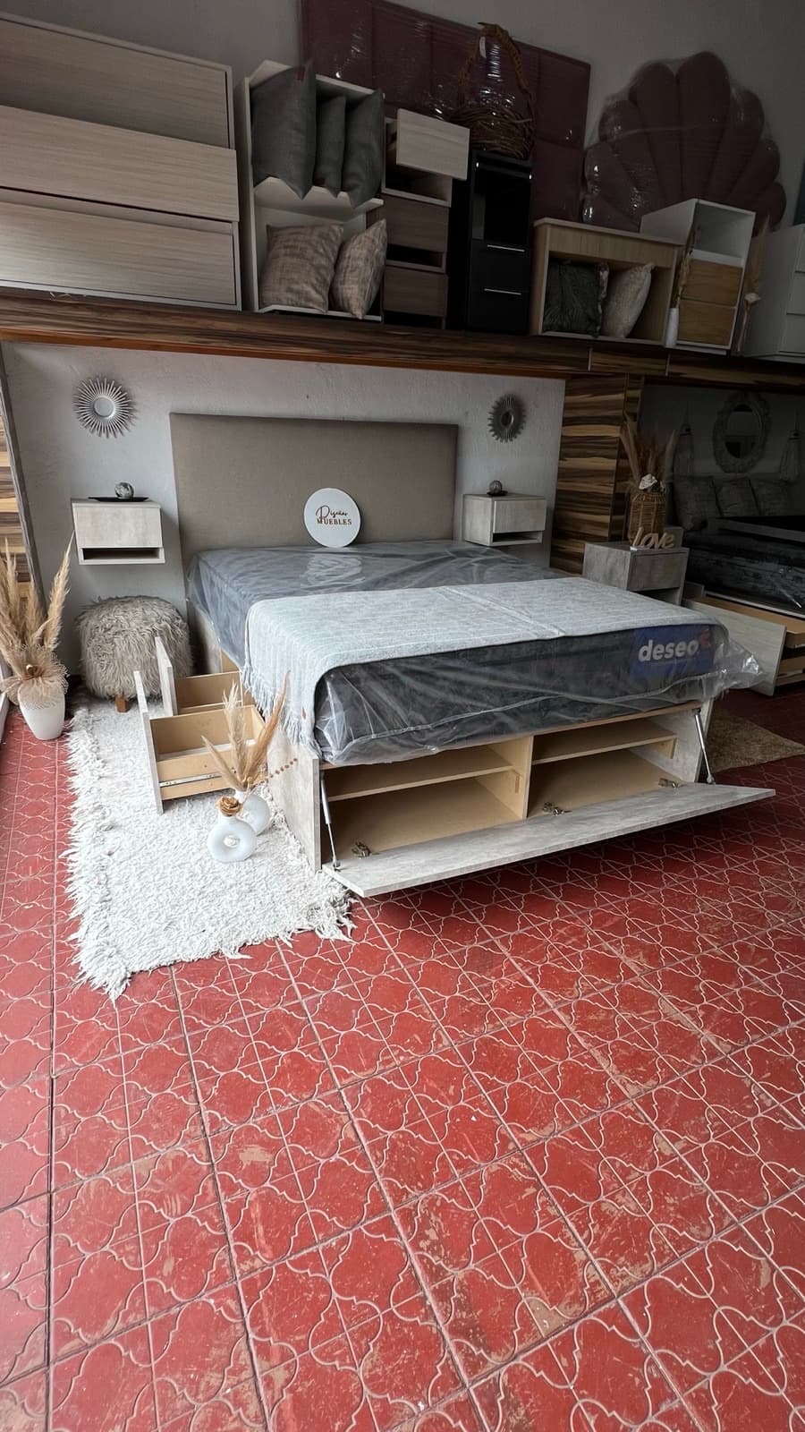 Respaldo Liso con cama completa en showroom