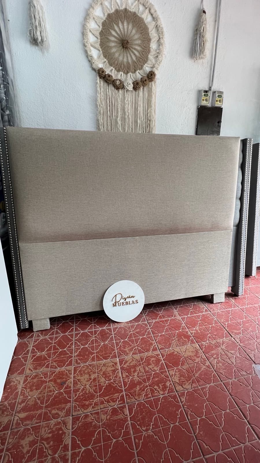 Respaldo Liso en showroom con decoración